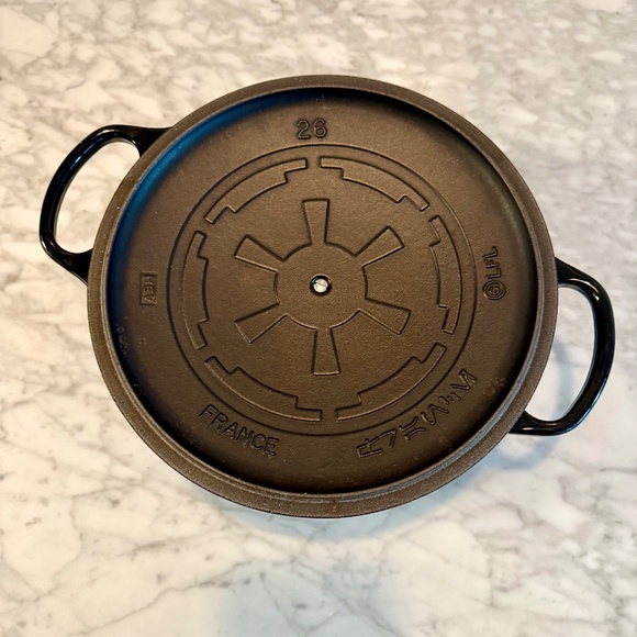 Le Creuset Star Wars Darth Vader Dutch Oven - Picture 4 of 4